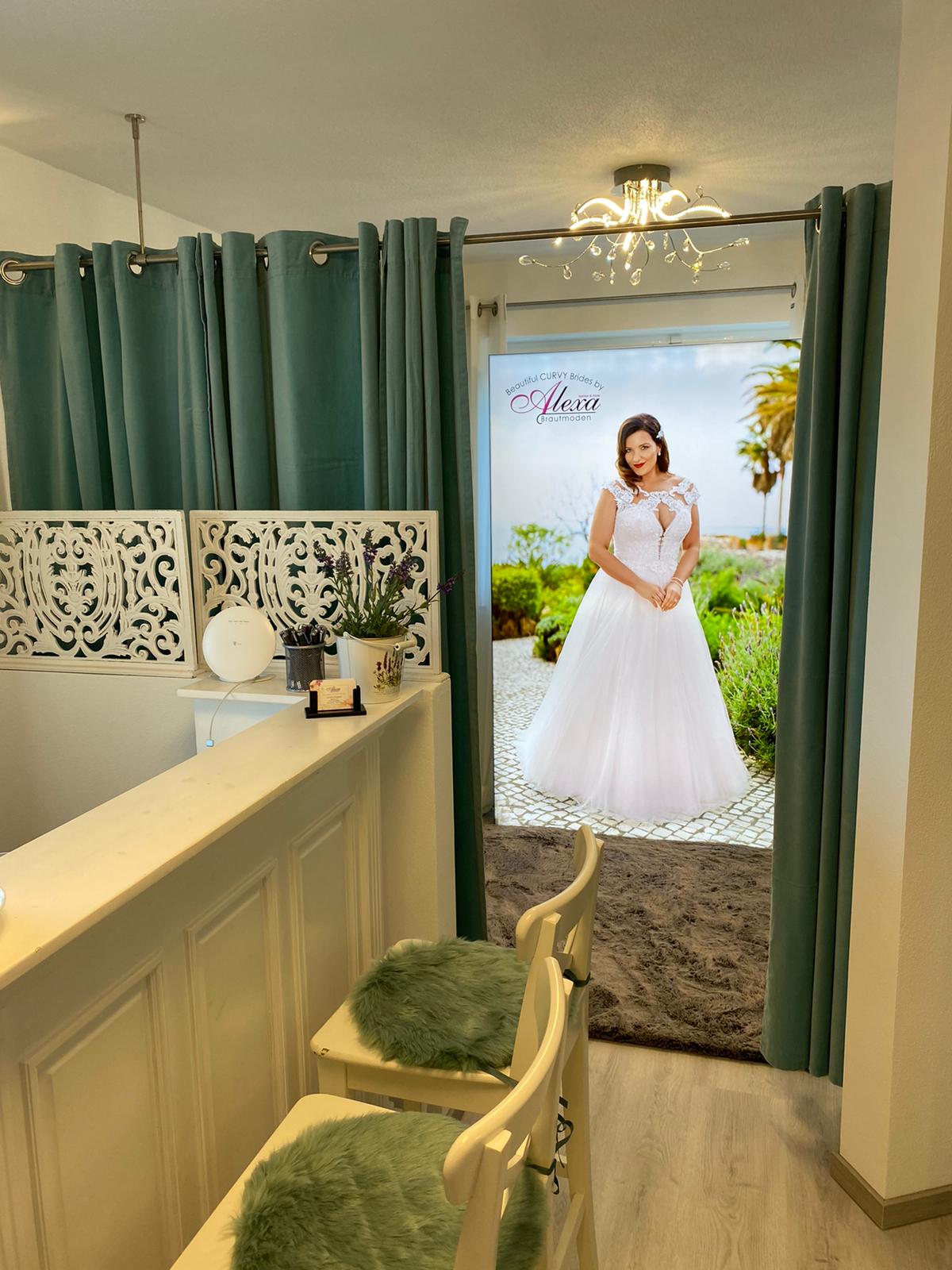 Beautiful CURVY Brides by ALEXA Galerie