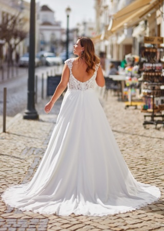 Beautiful CURVY Brides by ALEXA Galerie
