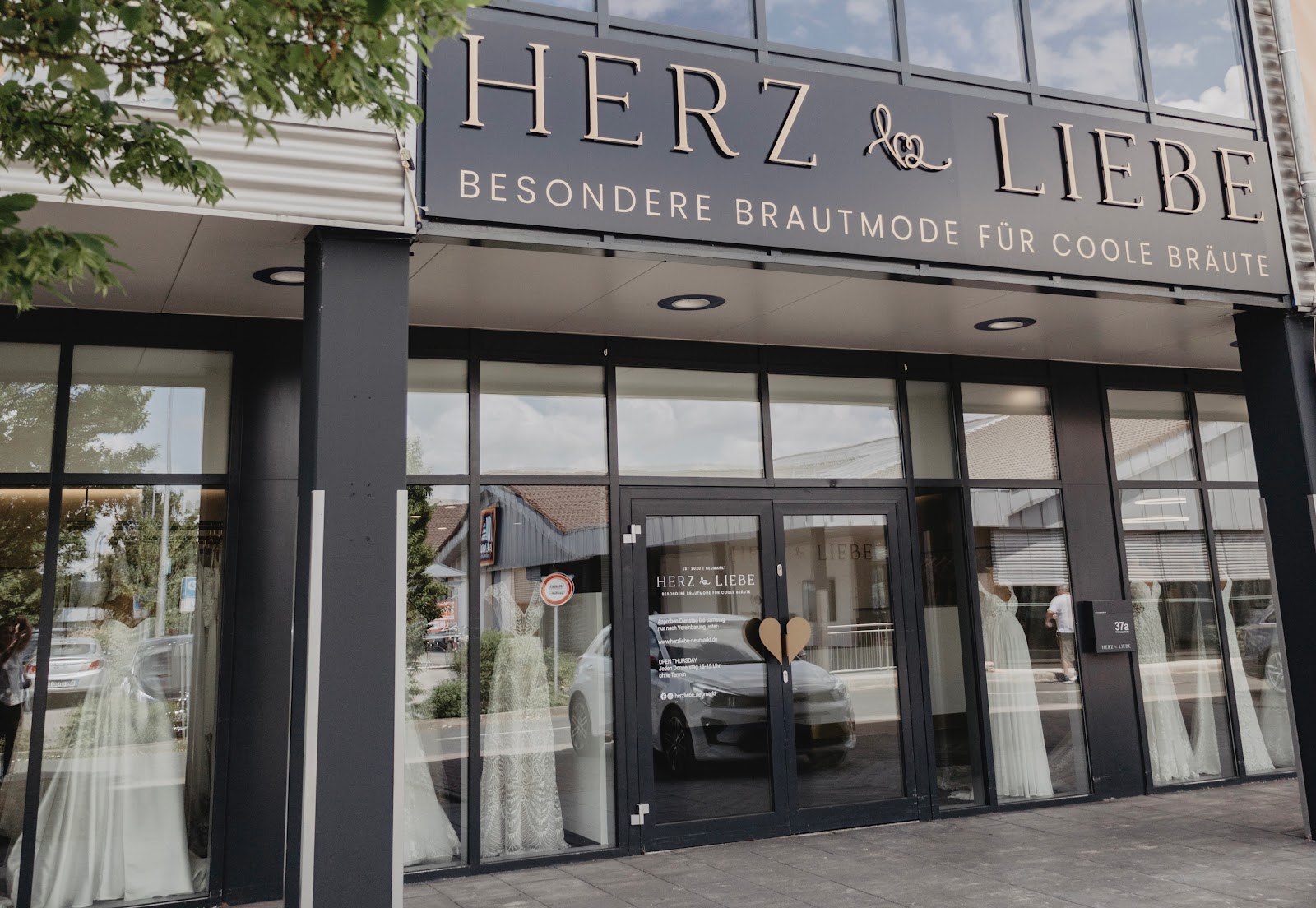 HERZLIEBE Brautmoden - 01