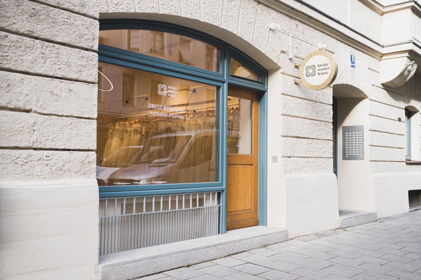 Kleider machen Bräute - 01