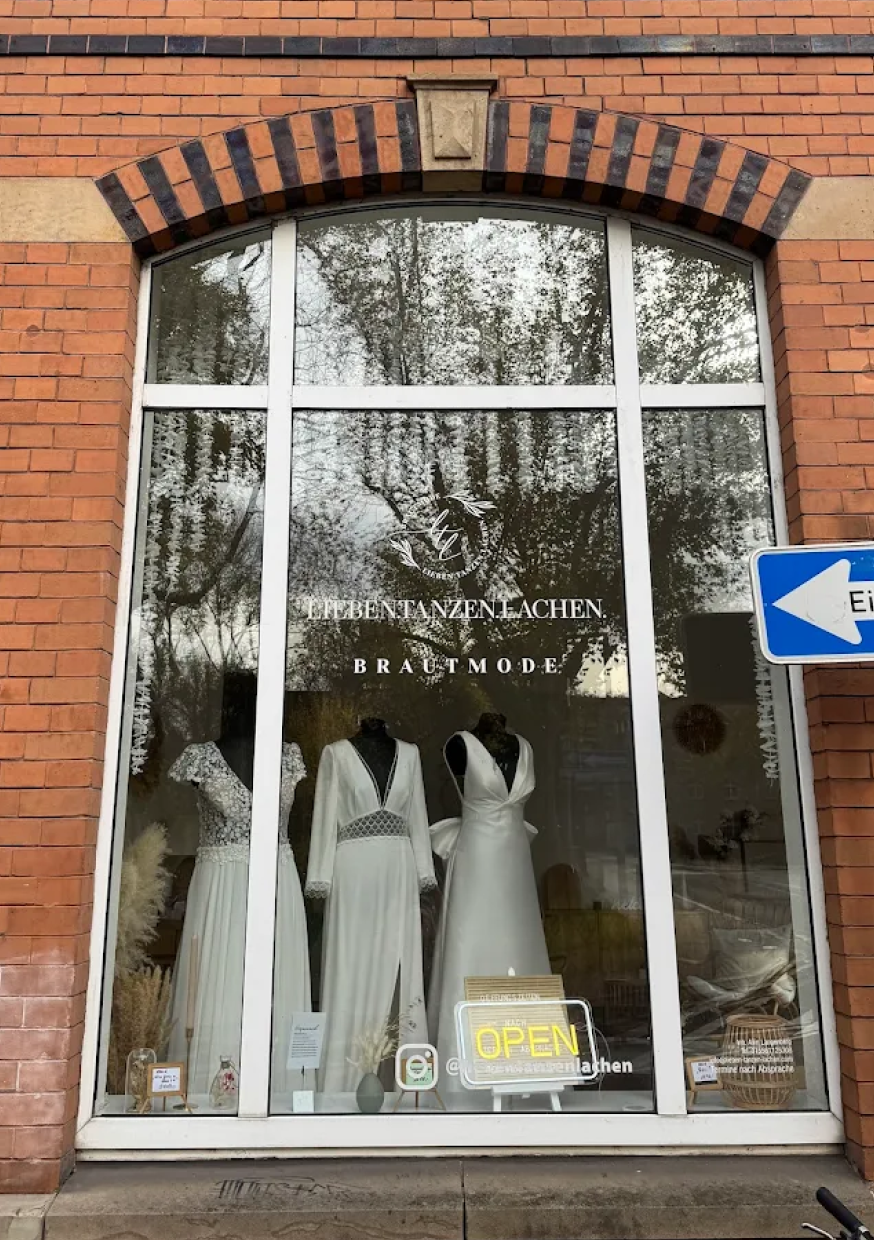 LIEBEN.TANZEN.LACHEN. - 01