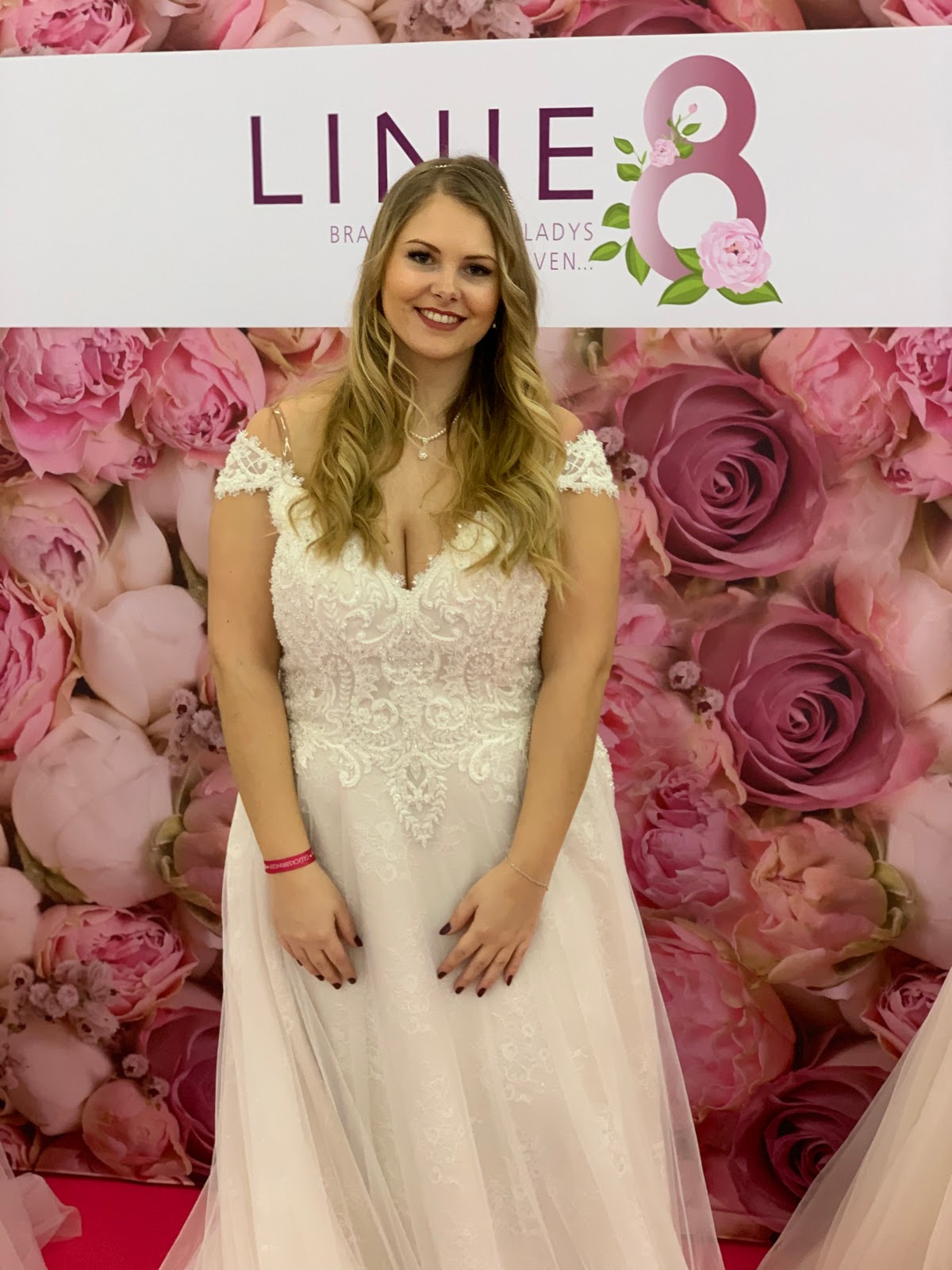 Linie 8 Brautmoden Galerie