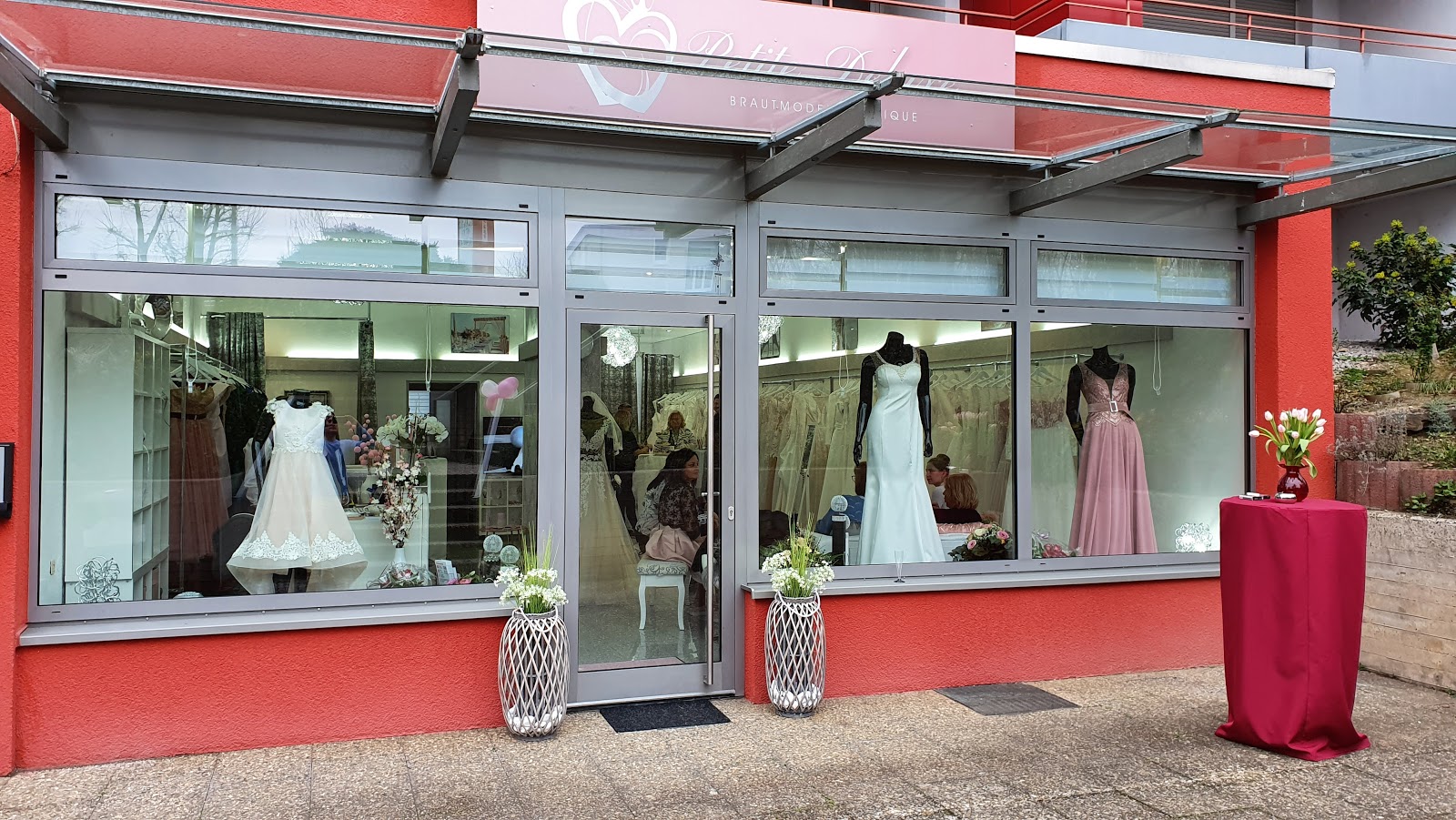 Petite Deluxe Brautmoden Boutique - 01